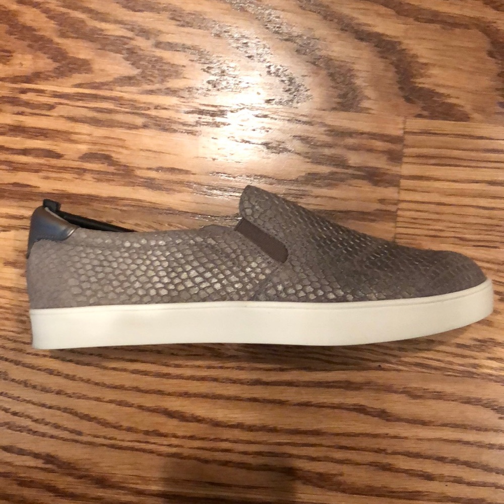 Dr. Scholls NIB grey snake slides. Never worn! Sz6